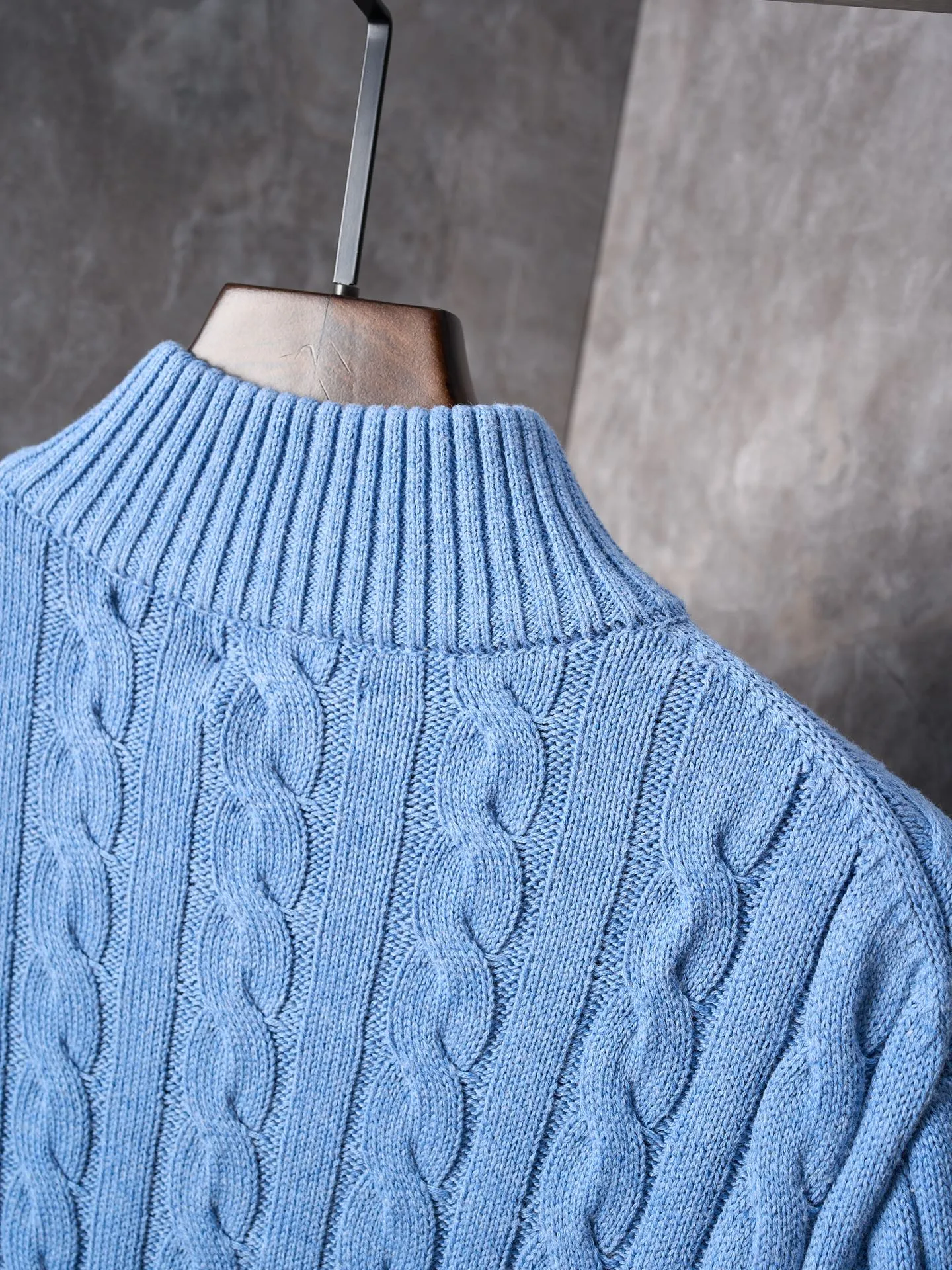 P430 Actual auction] Ralph Lauren/Ralph Lauren pony embroidered cable knitted zipper sweater [Ready stock] S M L Fully recognizable. Zipper half-high collar design. Just the right amount of gorgeousness. Interpret high-end style with unique details. Adhere to the eternal elegance and taste. Use imported machine embroidery technology. Use advanced computer control system and precision mechanical components to realize the iconic pony embroidery operation. High precision. Smooth and delicate lines. Three-dimensional cable knitting. Through clever shifting and interweaving of coils, adjacent coils are cross-shifted to form a twisting effect of cable. The lines are smooth and regular. It is time-consuming and labor-intensive. Garment washing water plus soft and deodorizing process. Use professional washing equipment and specific detergents to deeply clean and deodorize clothes. Improve the feel and appearance of clothes and fit them better.